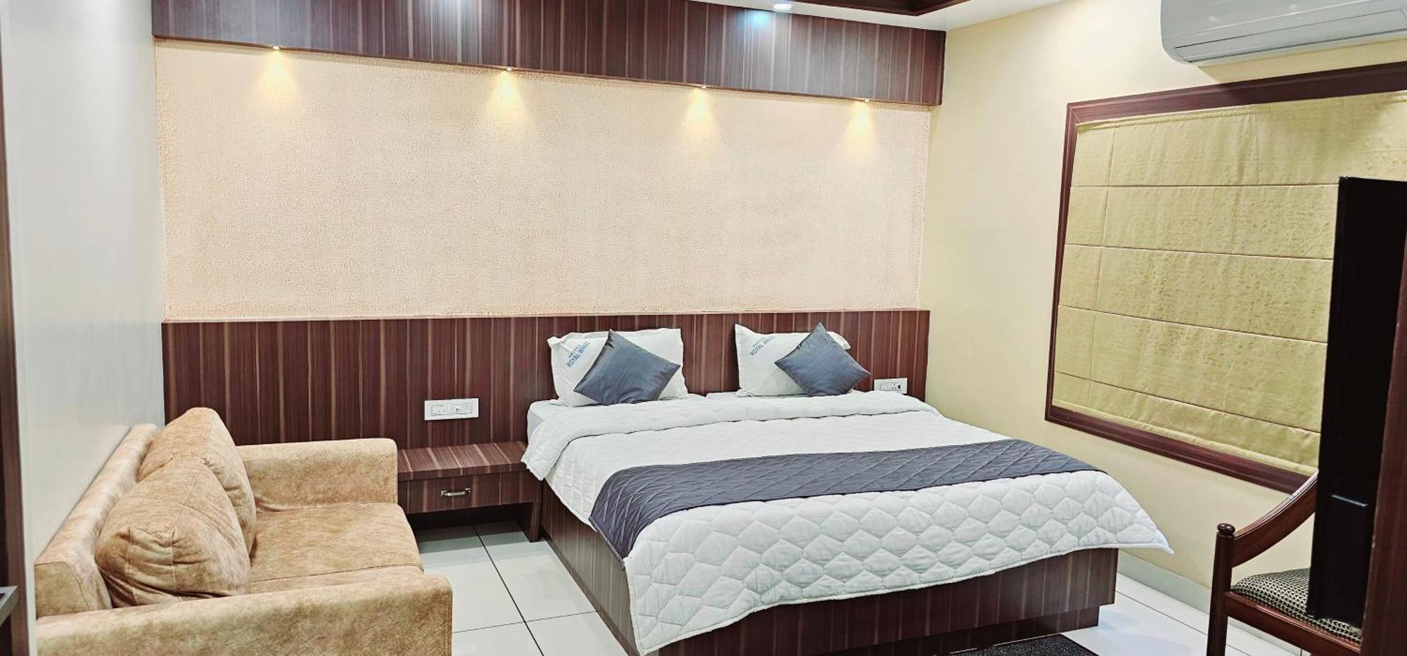 Hotel Royal Wings Elūr Dış mekan fotoğraf