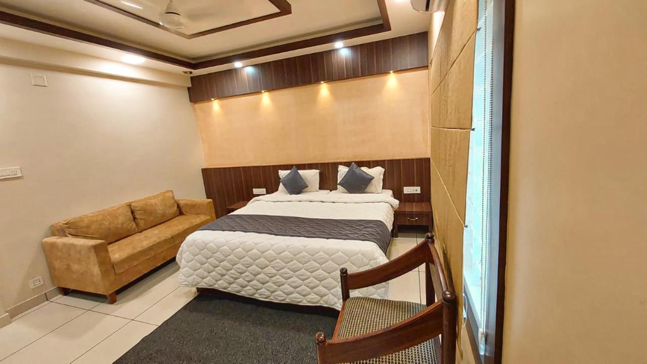 Hotel Royal Wings Elūr Dış mekan fotoğraf